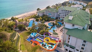 3 hồ bơi ngoài trời, mở cửa từ 8:00 đến 18:00, ghế dài tắm nắng