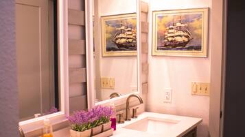 Duschwanne, Haartrockner, Handtücher, Seife