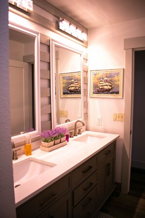 Duschwanne, Haartrockner, Handtücher, Seife