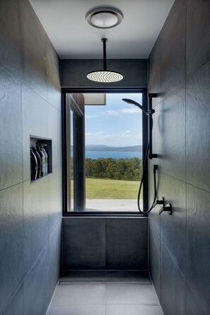 Bathtub, towels, soap, shampoo