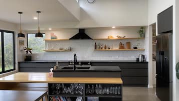 Frigorífico, microondas, horno y placa de cocina