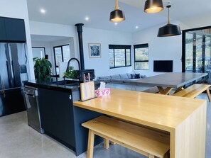 Dining - Ocean views, spacious & private, hot hub (Lower Snug)