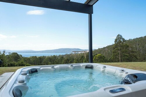 Ocean views, spacious & private, hot hub