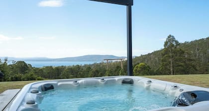 Ocean views, spacious & private, hot hub