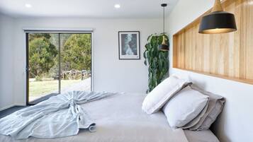 5 bedrooms, desk, travel crib, WiFi