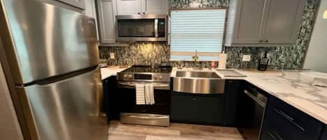 Private kitchen | Fridge, microwave, oven, stovetop