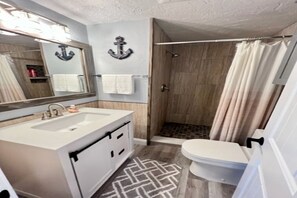 Een douche, een haardroger, handdoeken, zeep