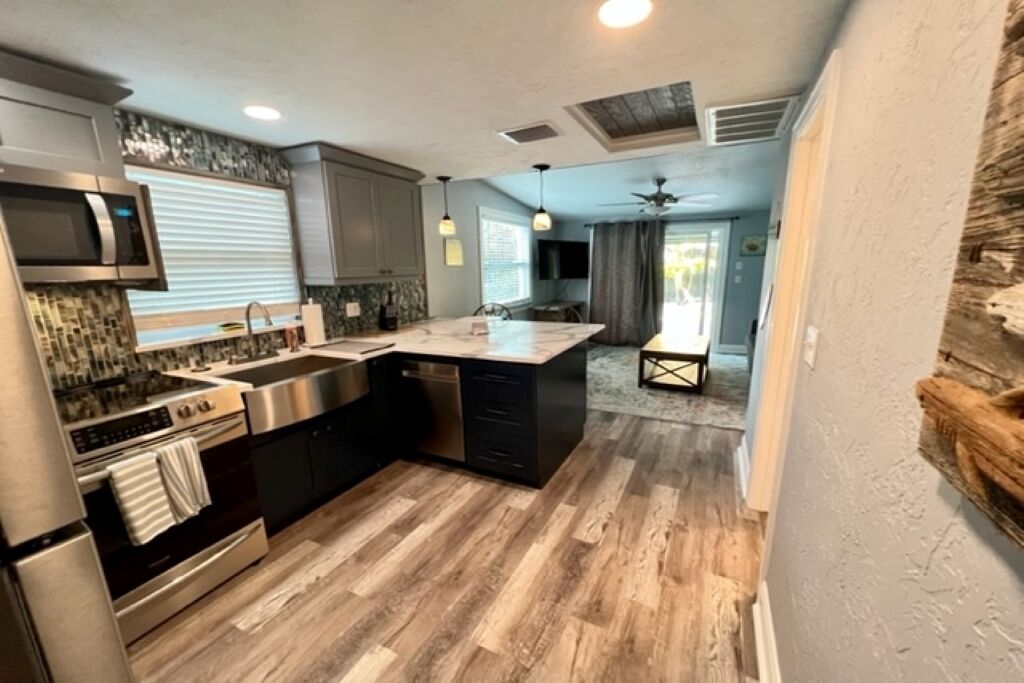 Réfrigérateur, micro-ondes, four, plaque de cuisson