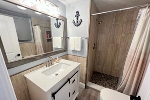 Douche, séchoir à cheveux, serviettes fournies, savon