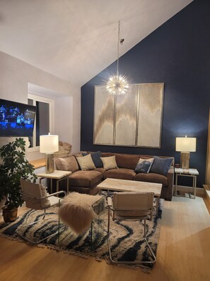 Smart TV, chimenea, libros y monitor de computadora 