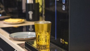 A coffee machine dispensing coffee into a glass. - Double/twin room with bathroom and king size bed near Pescara airport (Pescara)