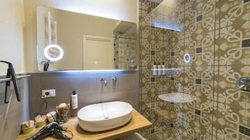 Een douche,  milieuvriendelijk toiletgerief, een haardroger, handdoeken