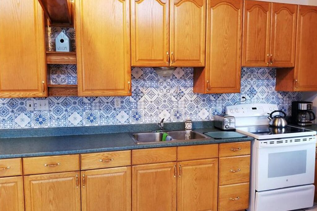 Réfrigérateur, four, plaque de cuisson, cafetière/bouilloire