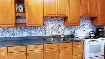 Réfrigérateur, four, plaque de cuisson, cafetiÚre/bouilloire