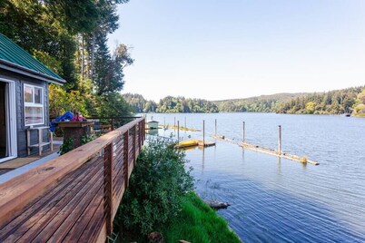 Secluded mini lakefront Cabin on North Tenmile Lake - Boat in only.