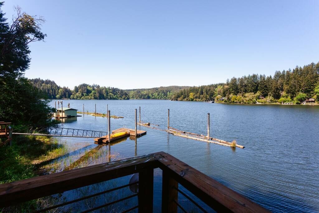 Secluded mini lakefront Cabin on North Tenmile Lake - Boat in only.