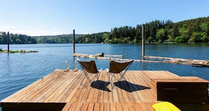 Remote Lakefront Cabin on North Tenmile Lake