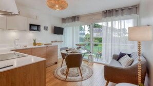 Een moderne keuken met een eethoek, een bank en uitzicht op het landschap.