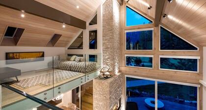 Stellar Jay Chalet | Modern, Golf Course, 4 min drive to Village