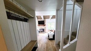 Een hal met een houten vloer, witte muren en een bordje met de tekst 'Lakeview Landing'.