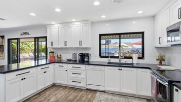 Kühlschrank, Mikrowelle, Ofen, Herdplatte