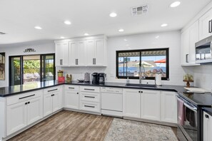 Refrigerador, microondas, horno y parrilla de estufa 