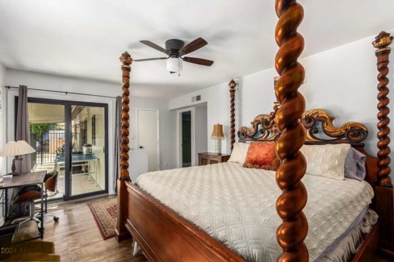 4 室のベッドルーム、デスク、アイロン / アイロン台、旅行用ベビーベッド