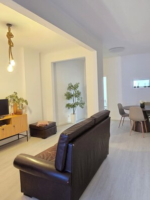 Smart TV, books - Porto Ribeira Flat III (Porto)