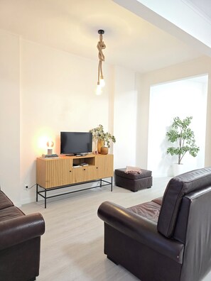 Smart TV, books - Porto Ribeira Flat III (Porto)
