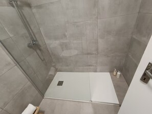 Dusche, Haartrockner, Handtücher, Seife