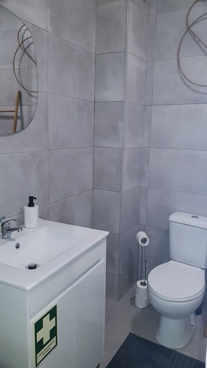 Shower, hair dryer, towels, soap - Porto Ribeira Flat 0 (Porto)