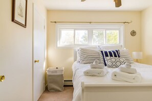 4 bedrooms, desk, iron/ironing board, travel crib