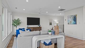 Smart TV, libros, biblioteca de música