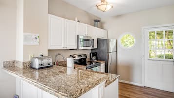 Frigorífico, microondas, horno y placa de cocina