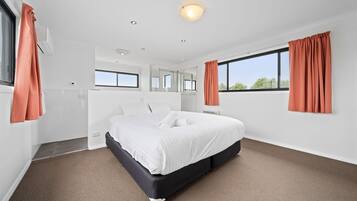 3 bedrooms, desk, iron/ironing board, WiFi