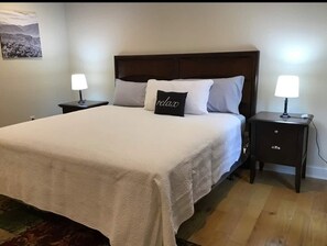 4 室のベッドルーム、デスク、アイロン / アイロン台、旅行用ベビーベッド