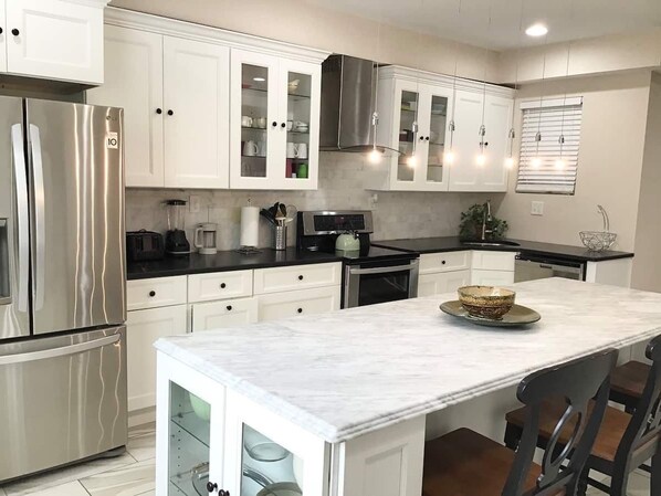 冷蔵庫、電子レンジ、オーブン、コンロ