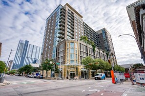Exterior - Luxe Downtown 1BR w/ Gym, Deck & W/D, walk to 6th St bars, by Blueground (Austin)