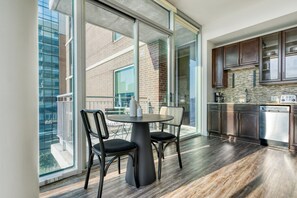 Dining - Luxe Downtown 1BR w/ Gym, Deck & W/D, walk to 6th St bars, by Blueground (Austin)