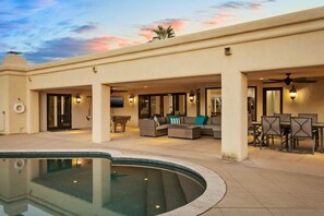 Een verwarmd zwembad