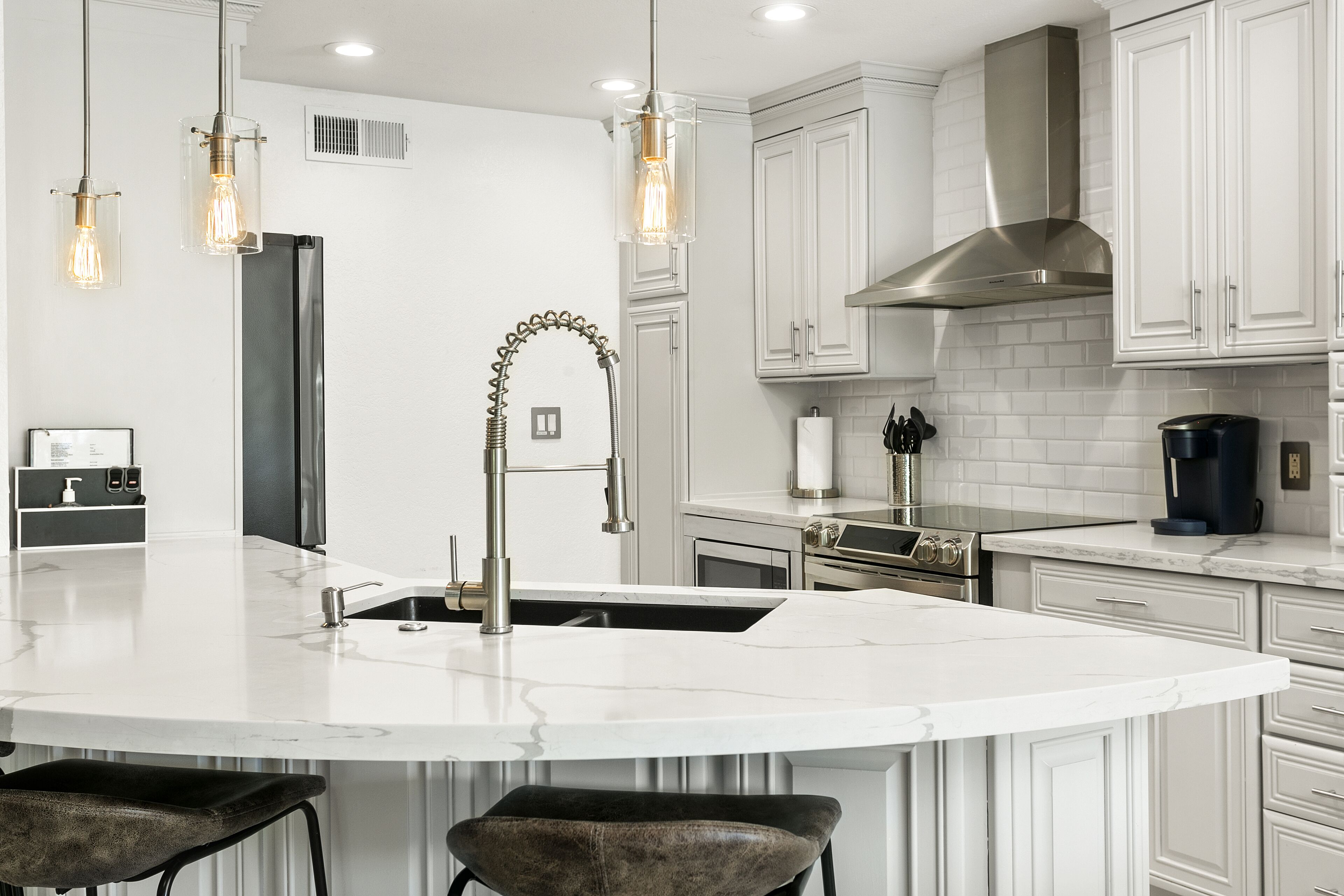 Een koelkast, een magnetron, een oven, een kookplaat