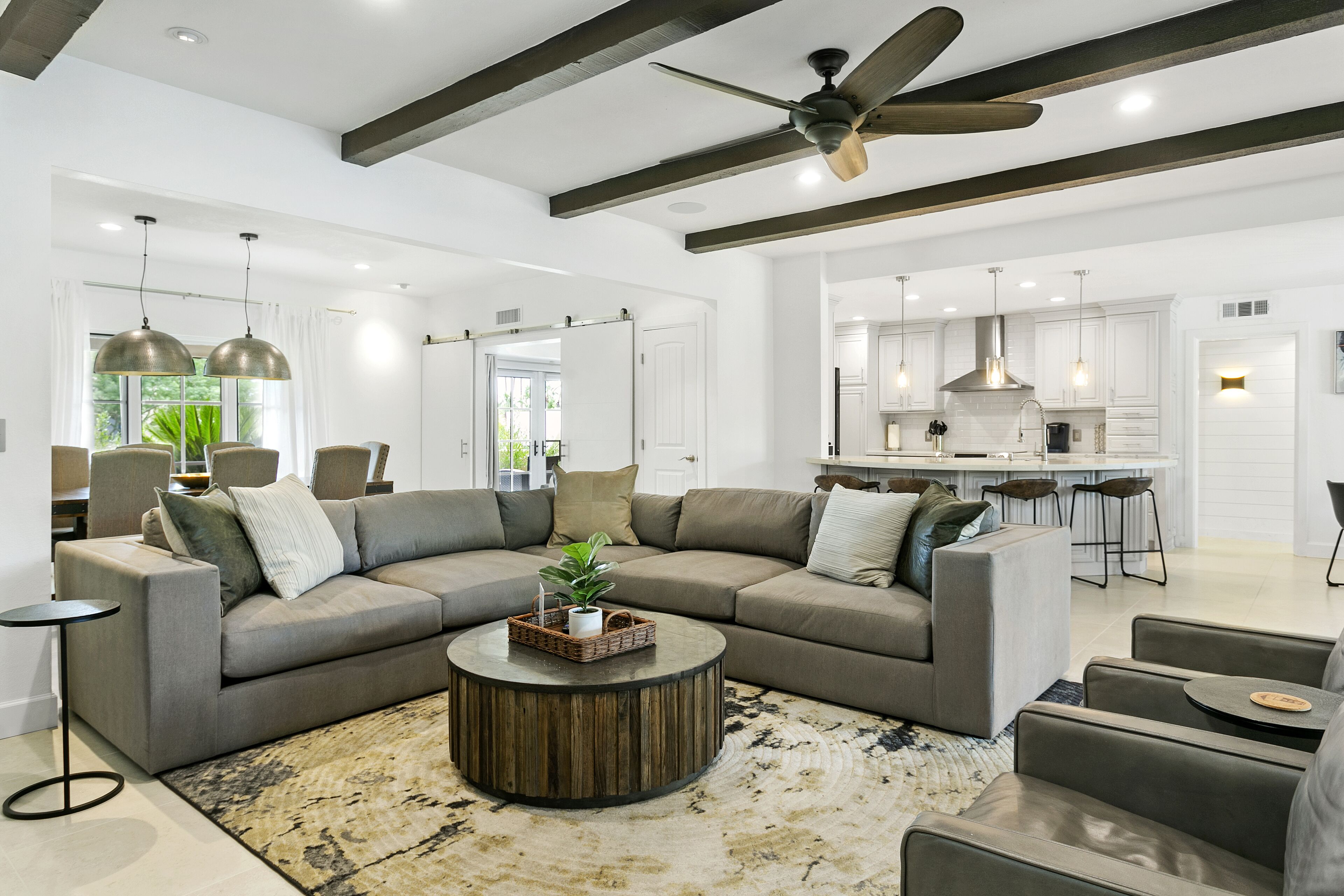 Télévision, cheminée, livres