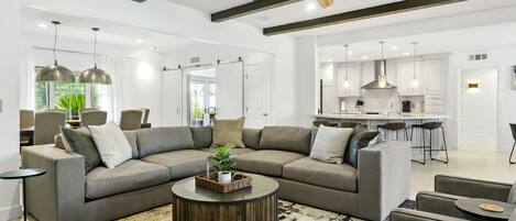 Télévision, cheminée, livres