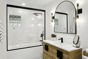 Secador de cabelo, toalhas de banho