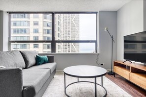 TV, stereo - Luxe Streeterville Studio w/ Gym, Pool, walk to Navy Pier, by Blueground (Chicago)
