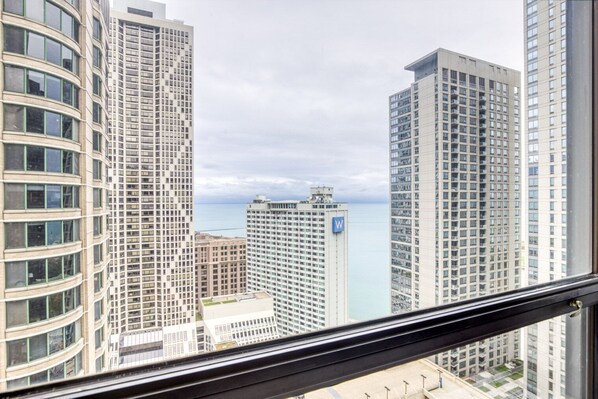 Interior - Luxe Streeterville Studio w/ Gym, Pool, walk to Navy Pier, by Blueground (Chicago)