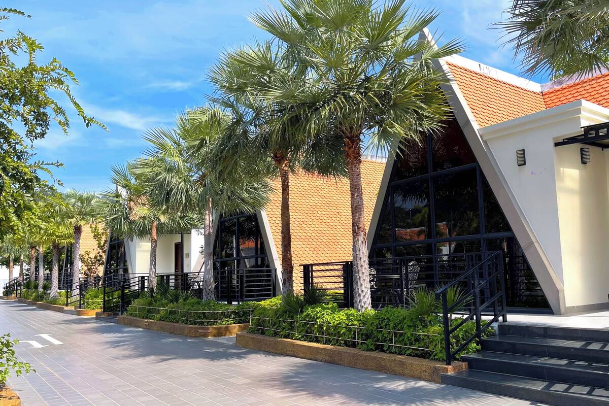Bungalow, 1 Queen Bed, Garden View | Premium bedding, minibar, in-room safe, desk