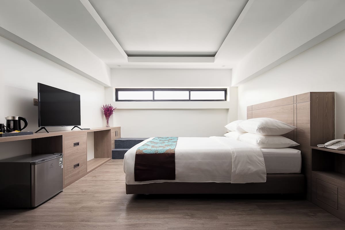 1 bedroom, premium bedding, minibar, in-room safe