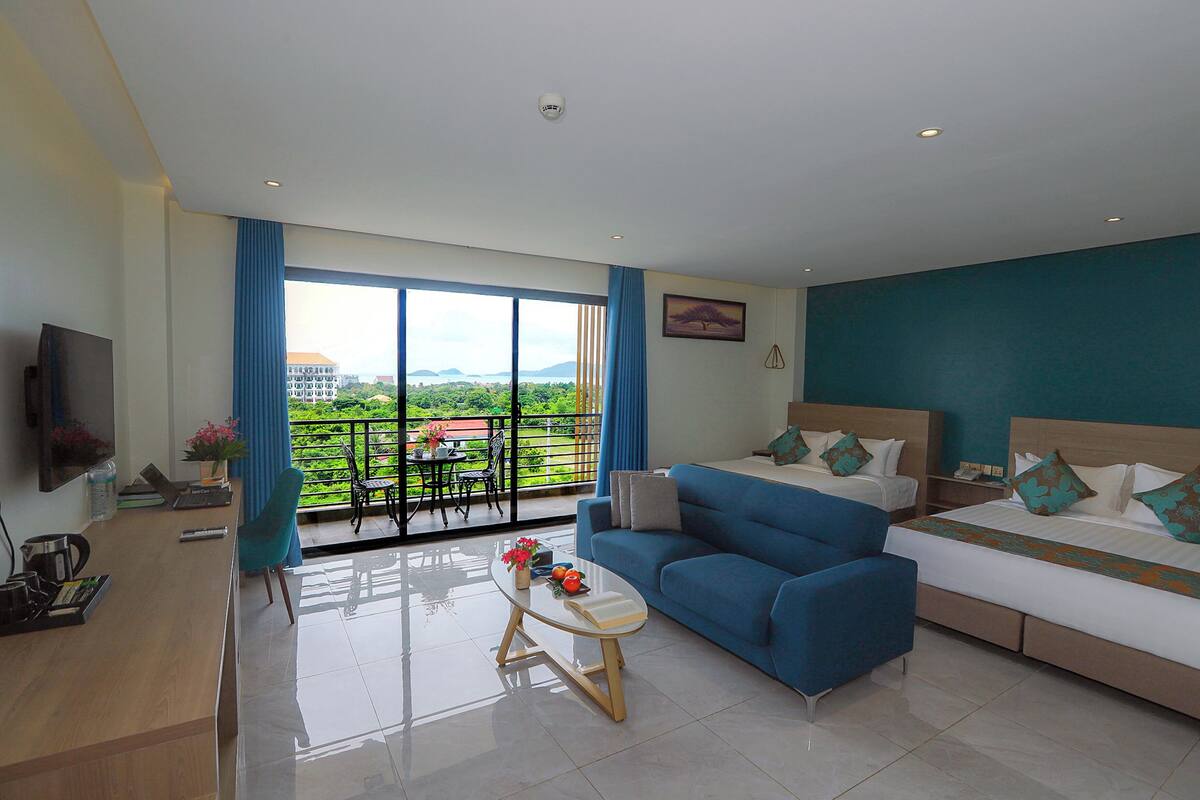 Deluxe Family with Sea View | Premium bedding, minibar, in-room safe, desk