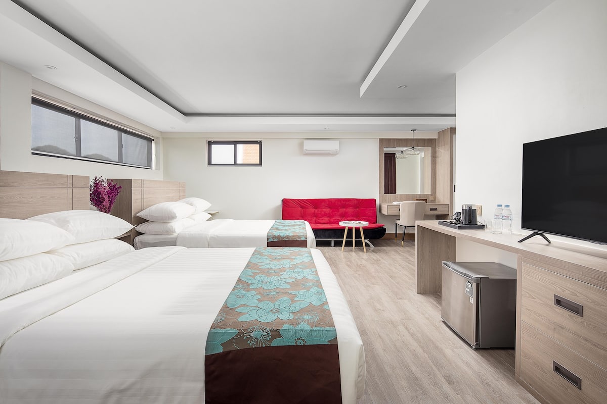 Standard Twin Room | 1 bedroom, premium bedding, minibar, in-room safe